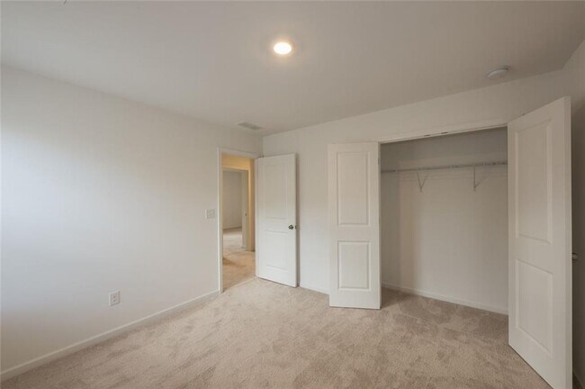 Building Photo - 895 Gelderland Dr