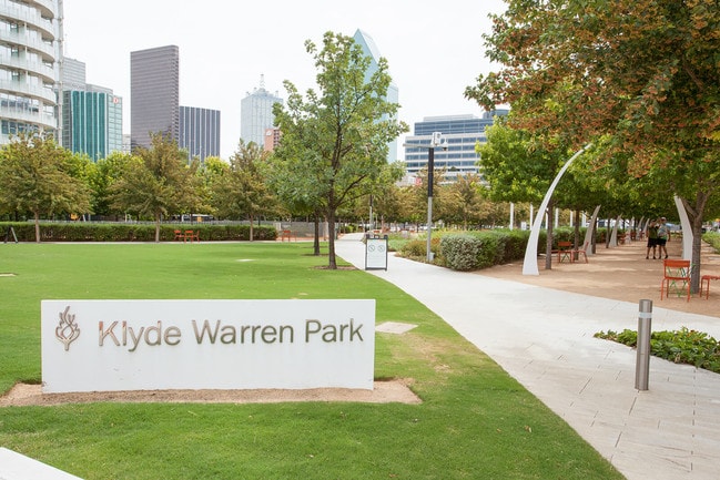 Close to Klyde Warren Park - Glass House by Windsor
