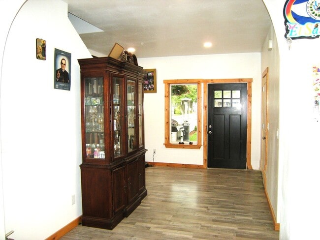 Building Photo - Townhome