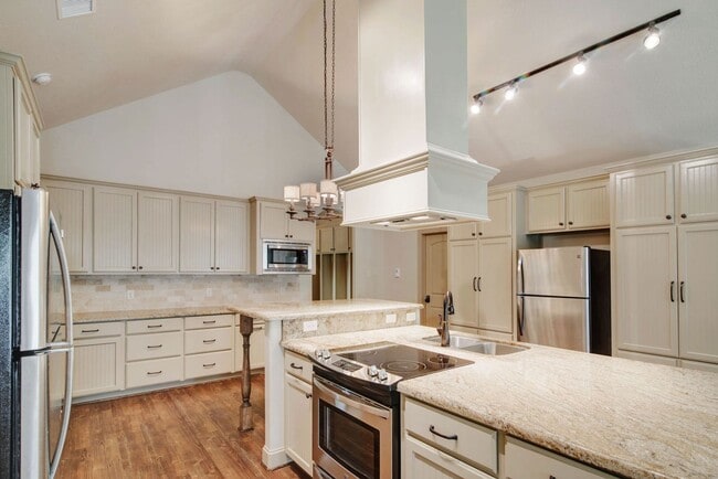 Building Photo - Currently occupied until July 31, 2026