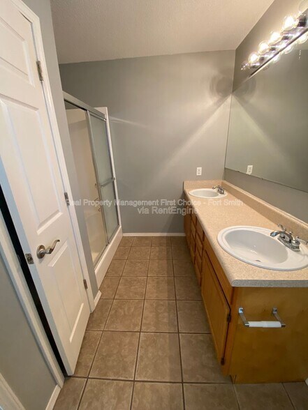 Building Photo - 1475 E Gate Dr