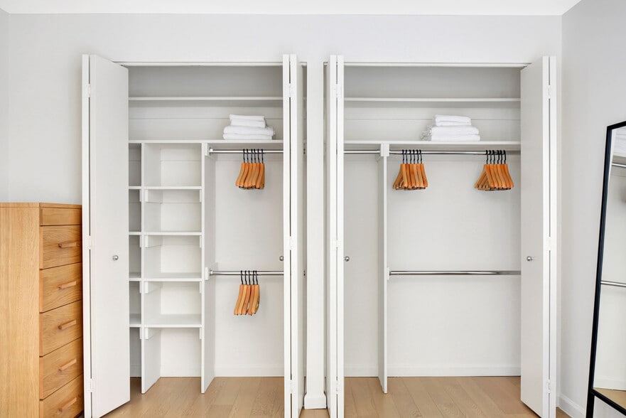 Building Photo - 255 W 94th St