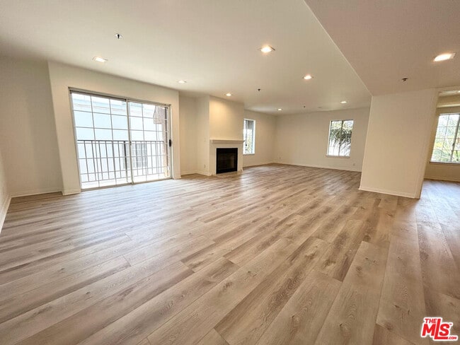 Building Photo - 11734 Montana Ave