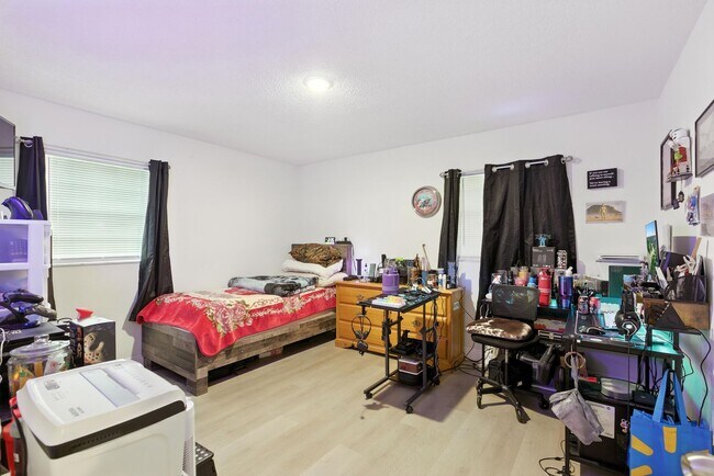 Building Photo - Spacious 4-Bedroom Home in Wildwood – Rece...