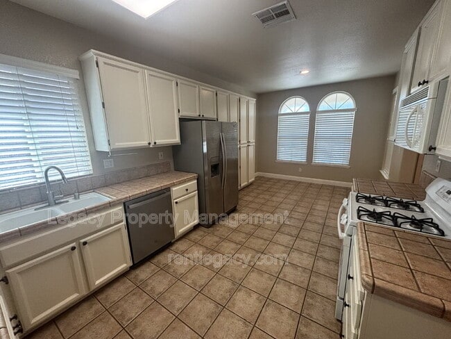 Building Photo - 1724 Magenta Dr
