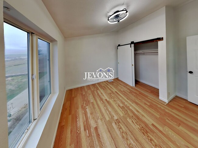 Building Photo - Comfortable Selah Residence with Open Living Space and Easy Commuter Access