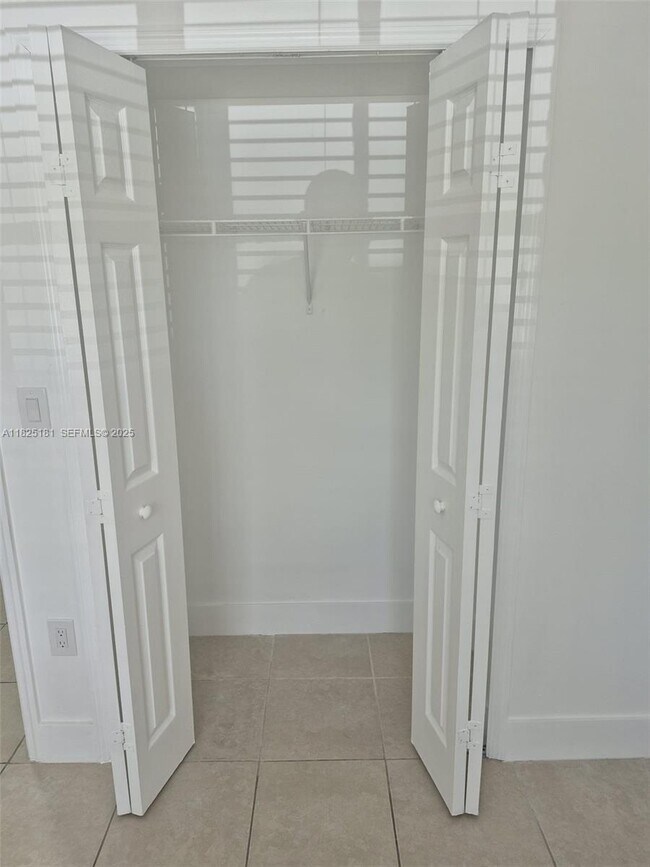 Building Photo - 2701 SE 12th Pl