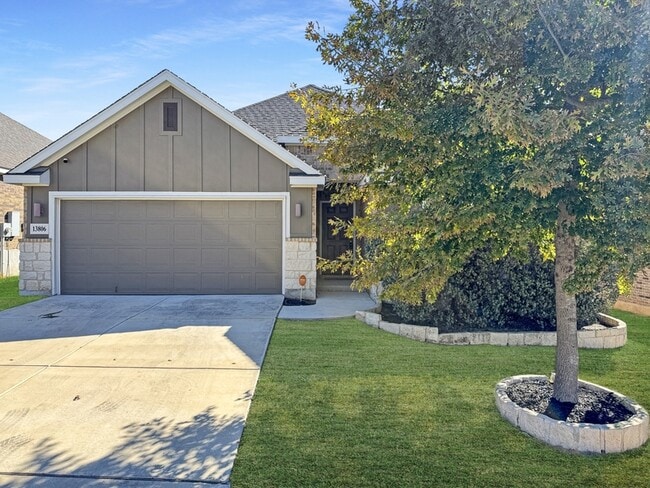 Building Photo - 13806 Quiet Fox Ln