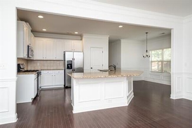 Building Photo - Stunning 4/3 Available Now!
