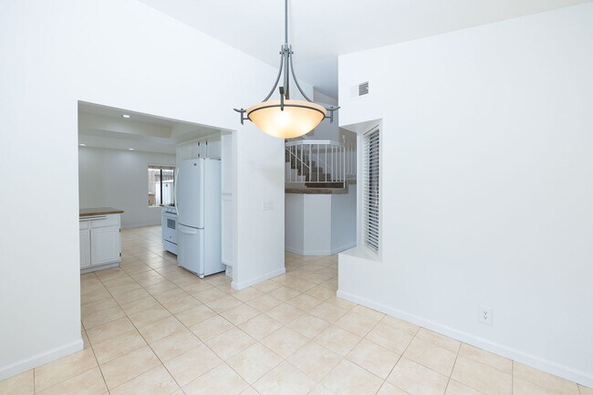 Building Photo - Spacious 3 Bedroom  2.5 Bath | East Ventura | Unfurnished