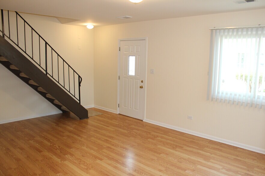 Building Photo - 10S432 Echo Ln