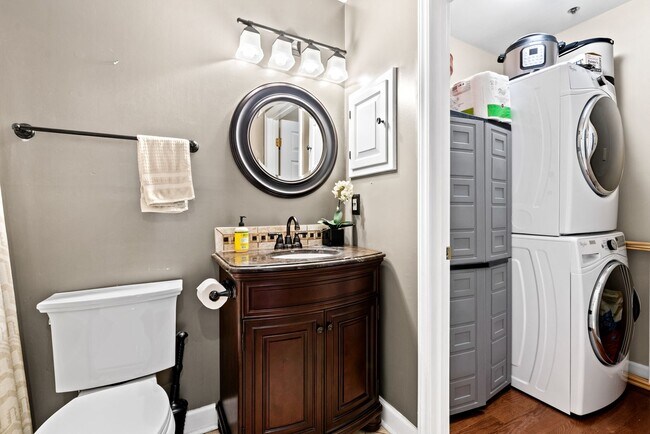 Building Photo - Downtown Living in Raleigh, NC!