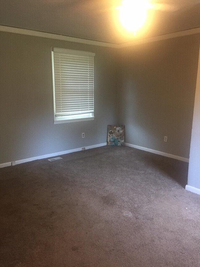 Building Photo - LARGE 3 bedroom + flex room,  2 bath home!!!