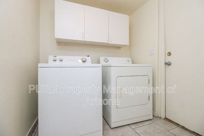 Building Photo - 1117 W Mango Dr