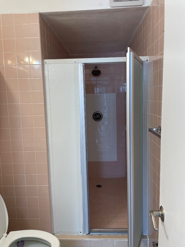 Building Photo - 305 W 68th St