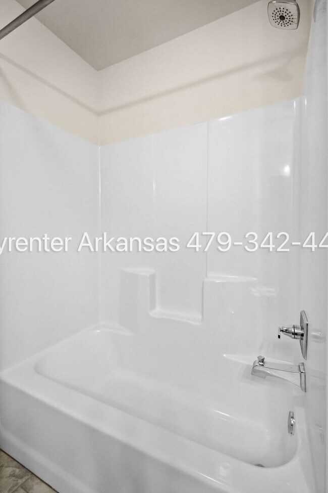 Building Photo - Bentonville living | 4bed 2bath