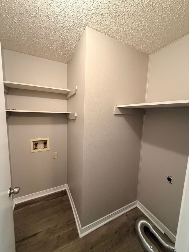 Building Photo - Townhouse Just Minutes to LSUS .....