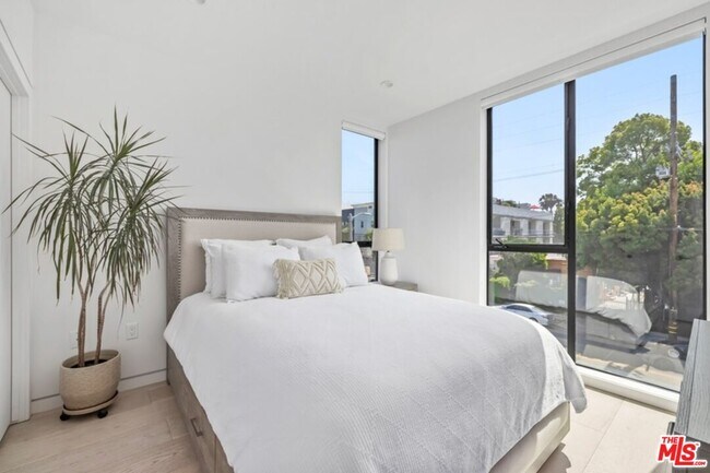 Building Photo - 1243 N Gower St