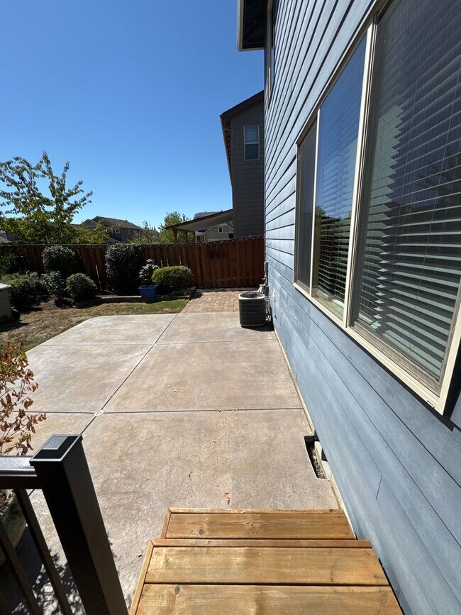 Building Photo - Beautiful 3 bedroom with bonus loft area i...