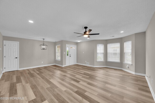 Building Photo - 83 Tulip Ln