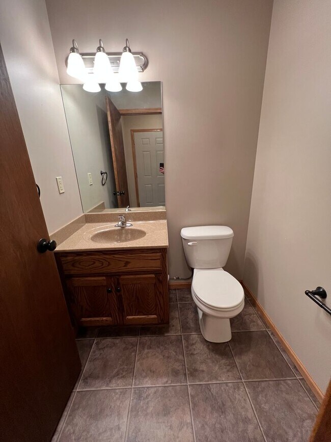 Building Photo - 713 W 8th St