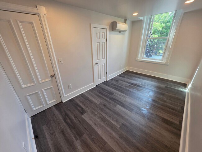 Building Photo - Newly Renovated 2 Bedroom Apartment - Poug...