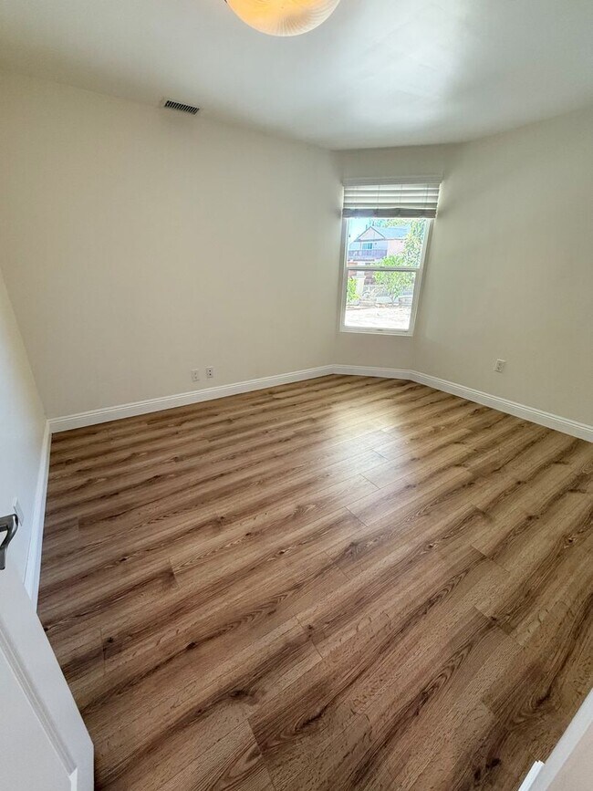 Building Photo - Beautifully Upgraded 4 Bed/2 Bath Single-L...