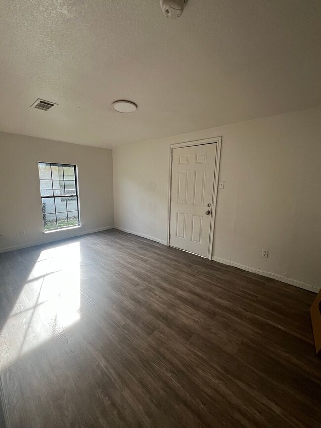 Building Photo - 3/1 Waco