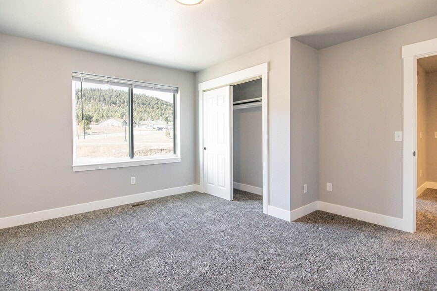 Building Photo - 2300 Deerfield Ln