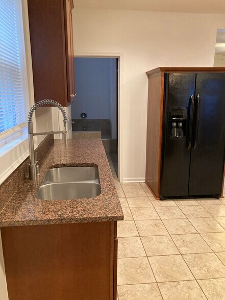 Building Photo - 2810 S Lenox St