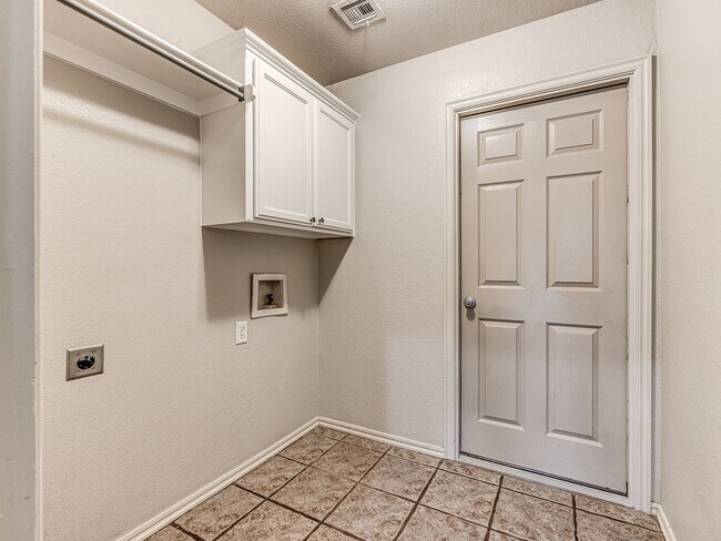Building Photo - Charming home in North Edmond + Deer Creek Schools