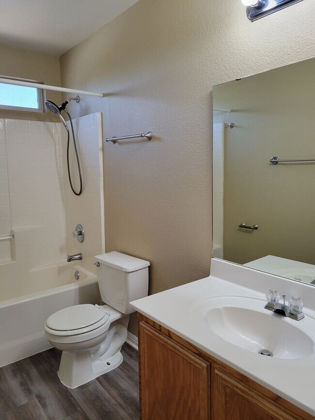 Building Photo - 2611 Echo Dr