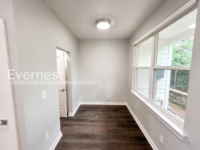 Building Photo - Limited Time Special Offer / 2 Bed/2.5 Bath Townhome with Off-Street Parking / Pet-Friendly / Ava...