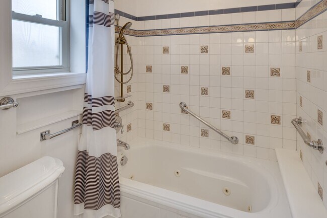 Building Photo - Adorable Wedgewood 4 Bedroom Available Now!