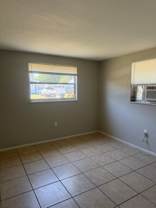 Building Photo - Palmetto Gardens 2/1 duplex