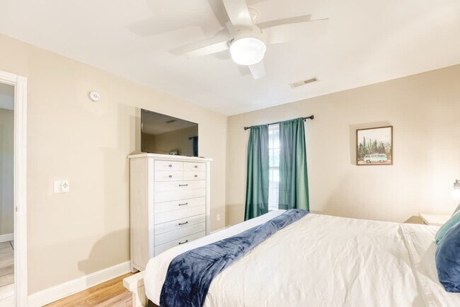 Building Photo - 1515 NW Bell Royal Ct