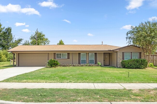 Building Photo - 1726 Wycliffe Dr