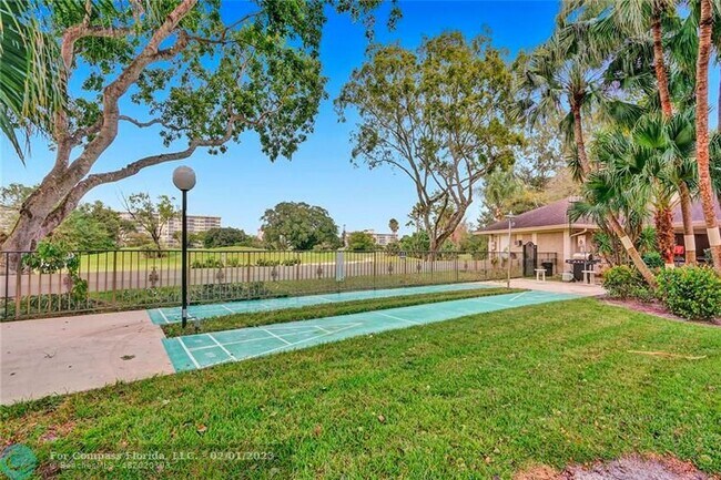 Building Photo - 3051 S Palm Aire Dr