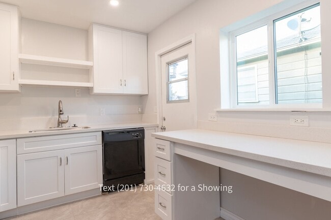 Building Photo - 4 Bedroom, 2 Bath House with Garage