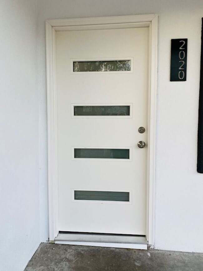 Building Photo - Modern Centrally Located 3 bed, 2 bath w/Large back yard