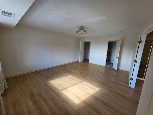 Building Photo - 612 Acacia Cir