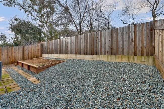 Building Photo - Updated 2 Bed, 2 Bath Duplex with Private Fenced Yard in Rescue!