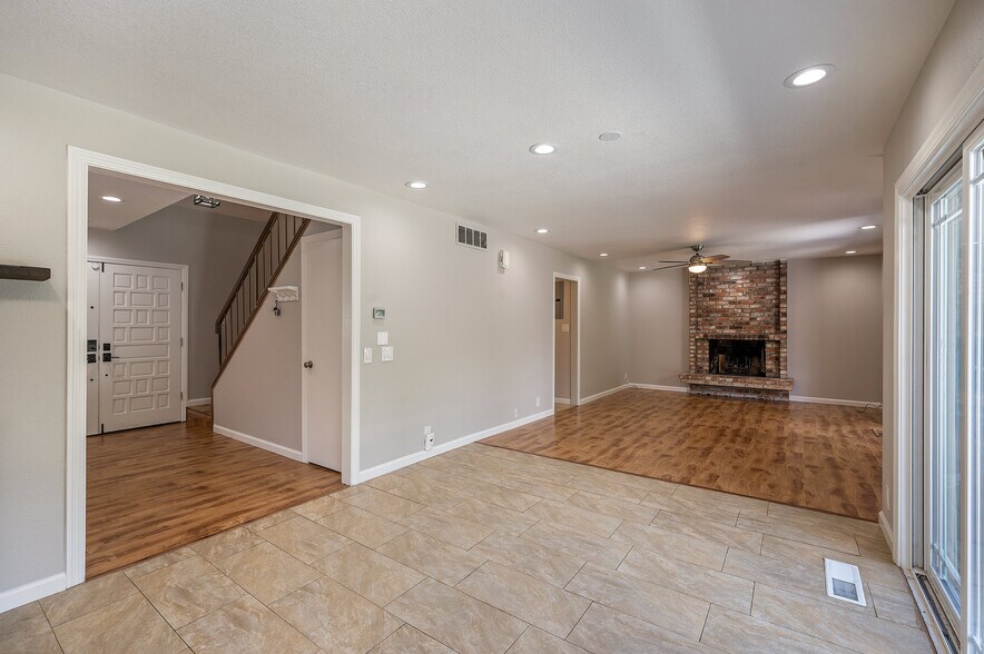 Building Photo - 3661 Slopeview Dr
