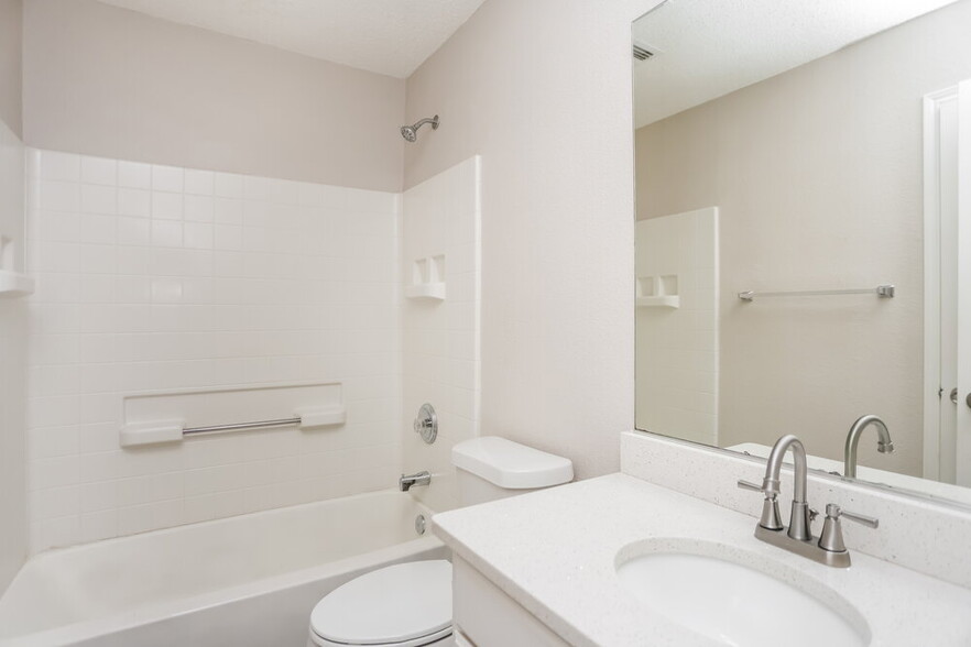 Building Photo - 1203 Hampton Dr