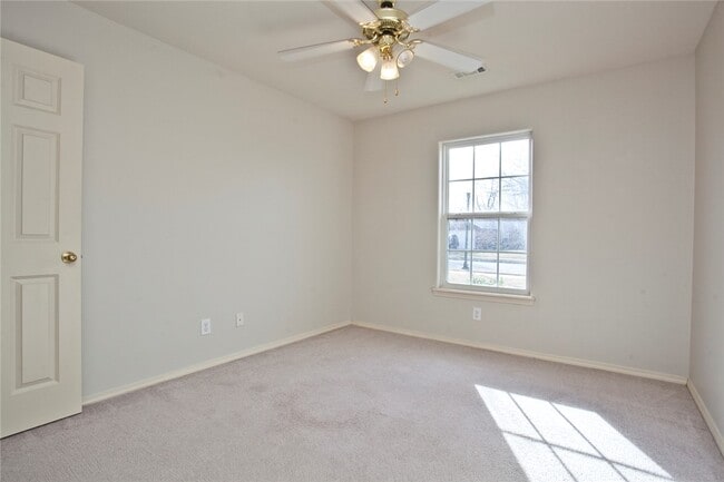 Building Photo - 807 SW Sandrock Rd