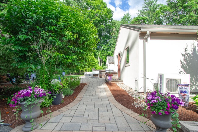 Building Photo - 22 Allen St