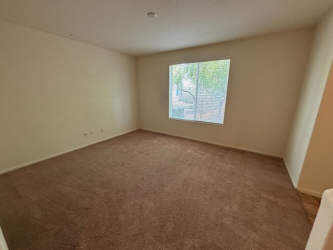 Building Photo - GUARD GATED 3 BED 2.5 BATH 2 CAR GARAGE TO...