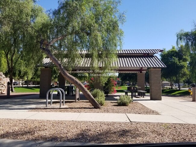 Building Photo - 4195 E Bonanza Rd