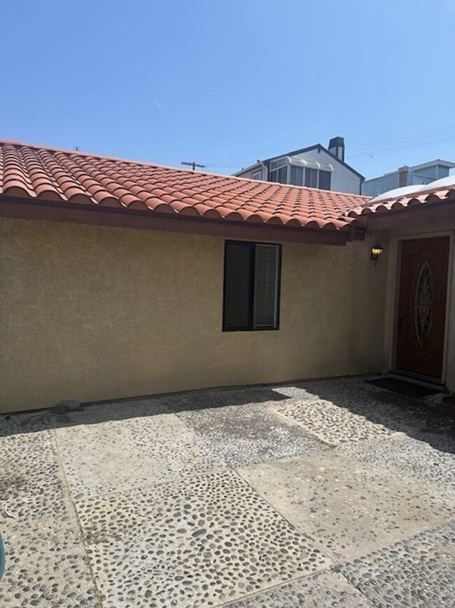 Building Photo - 304 N Francisca Ave