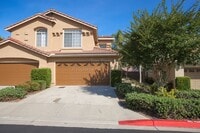 Building Photo - Beautiful 3 bed / 2.5 bath / 1,150 sqft Town Home in walking distance to Vista Village